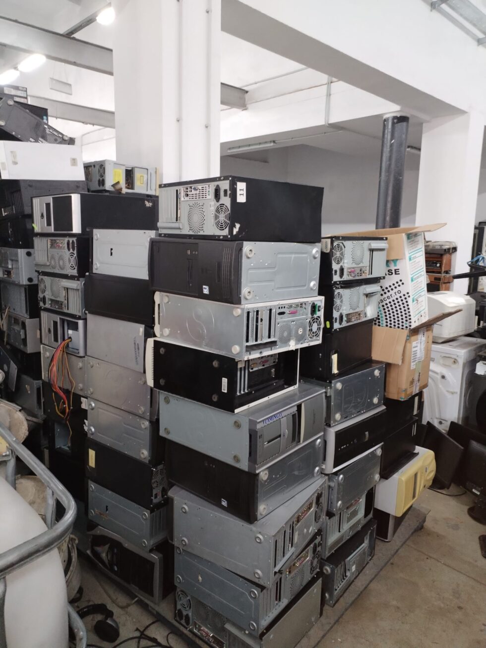 Calculatoare uzate colectate pentru reciclare
