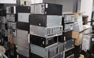 Stivă de unități centrale de calculator colectate pentru reciclare la 3R Green SRL